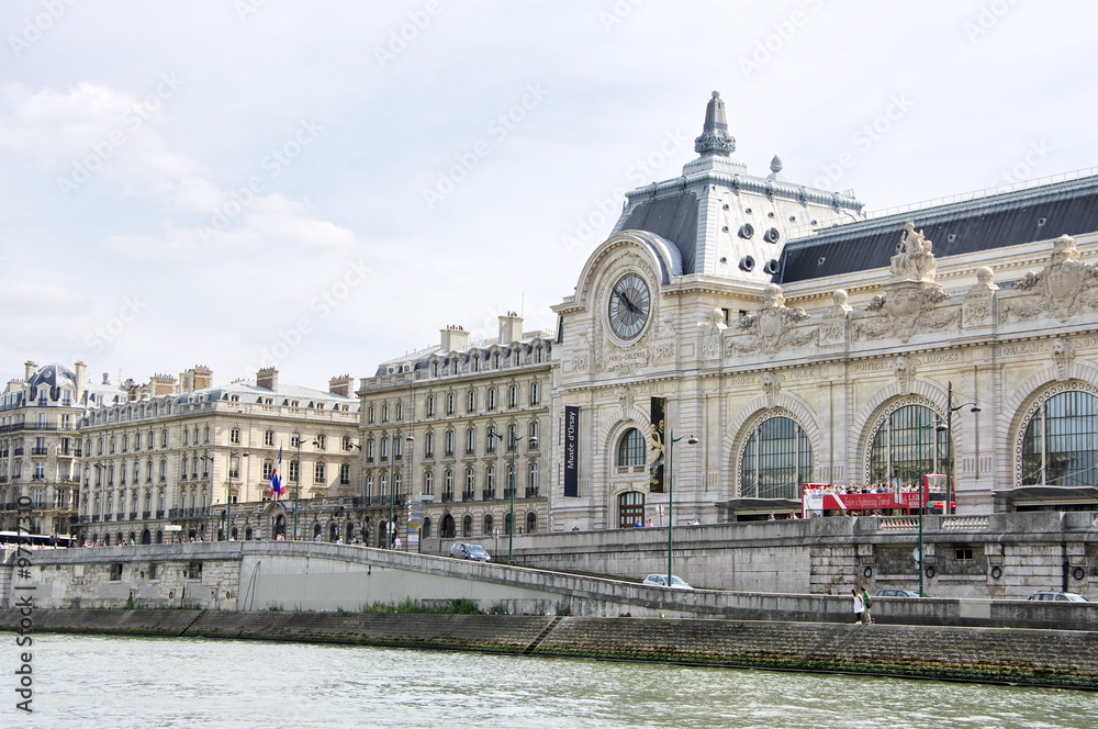 Musée d'Orsay face à la Seine, Paris.