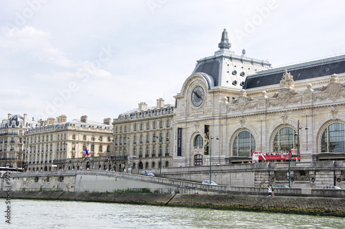 Musée d'Orsay face à la Seine, Paris.