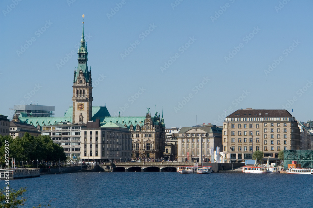 Alster mit dem Rathaus von Hamburg im Hintergrund