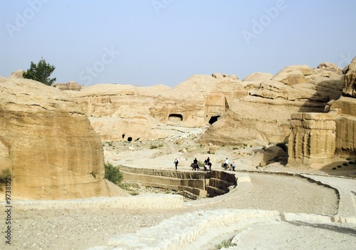 Fotografie Tourist vacation in nabatean town Petra, beduins , Jordan