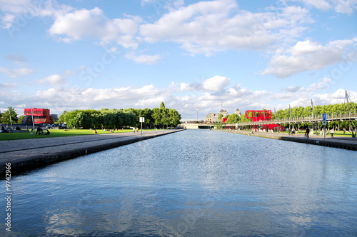 Bild auf Leinwand Canal de l'Ourcq, Parc de la Villette. Paris.