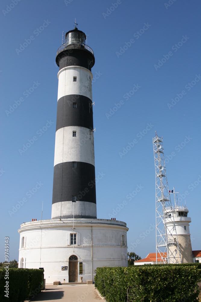 Le phare de Chassiron et son sémaphore vues depuis les jardins.