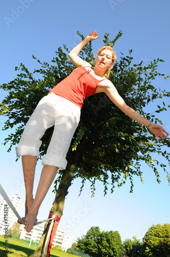 Frau auf der Slackline