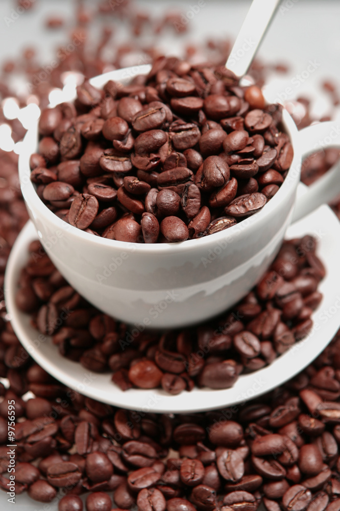 Fototapeta premium Kaffeebohnen mit Tasse