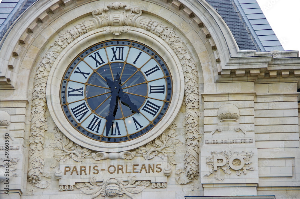 Horloge  sur la façade de pierre du Musée d'Orsay. Paris.