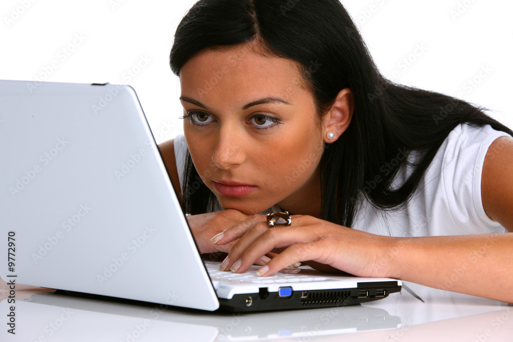 Eine junge nachdenkliche Frau mit Laptop Computer Eine junge nachdenkliche Frau mit Laptop Computer