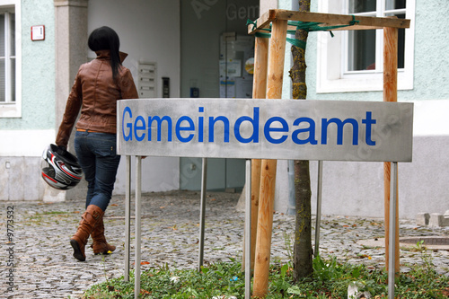 Teenager vor einem Gemeinde Amt