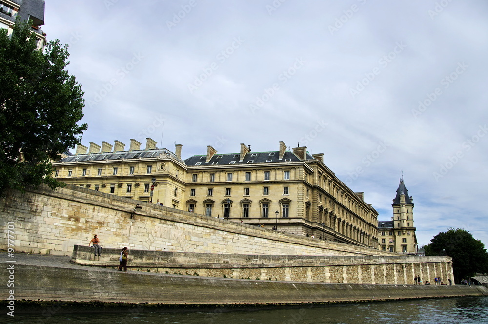 Quais et Palais de Justice en pierre, Paris.