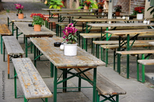 Terrasse de café avec tables d'école, Berlin, Allemagne
