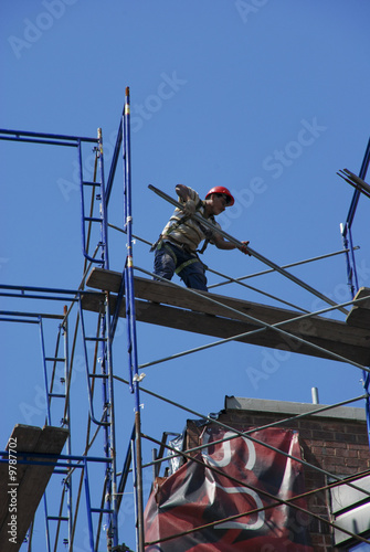 Ouvrier sur un échafaudage