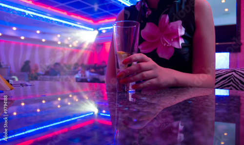 Foto Young beautiful woman in the nightclub