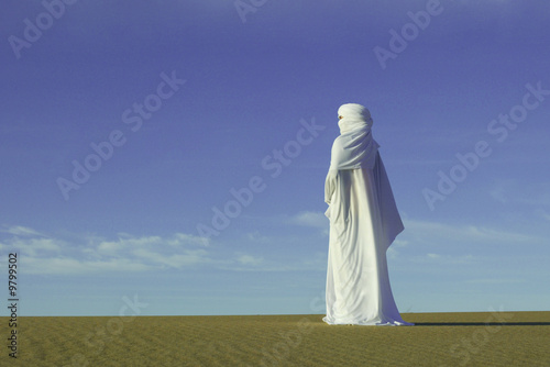 Canvas-taulu Silhouette of a nomad standing in the desert.