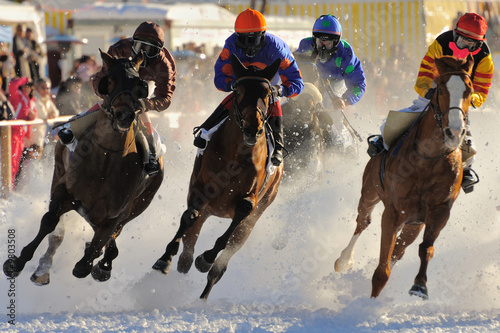 Course de chevaux sur lac gelé
