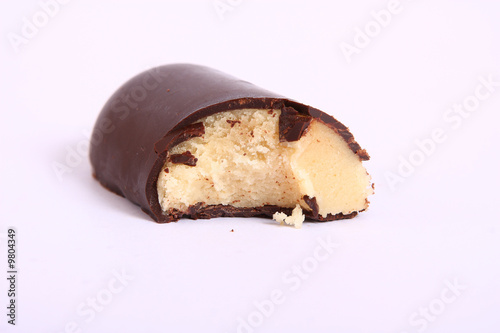 Marzipanriegel angebissen