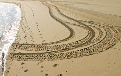 ttraces de pneus sur la plage