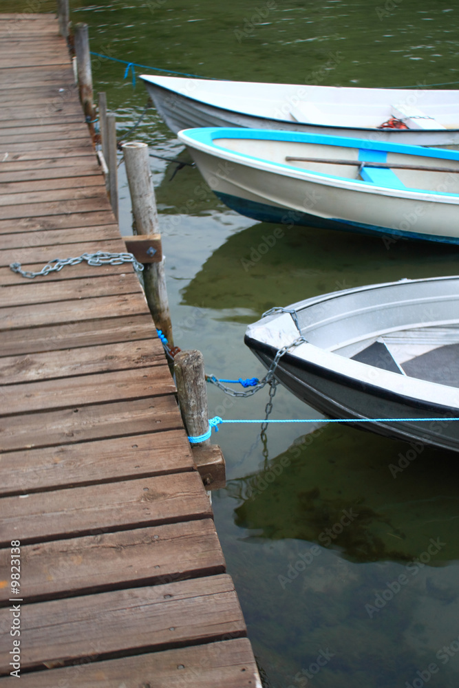 Ein Bootsanleger am Wasser