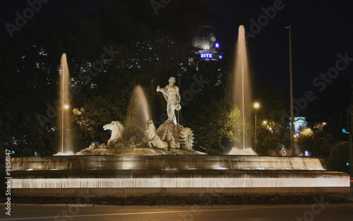 Vista nocturna de la Fuente de Neptuno