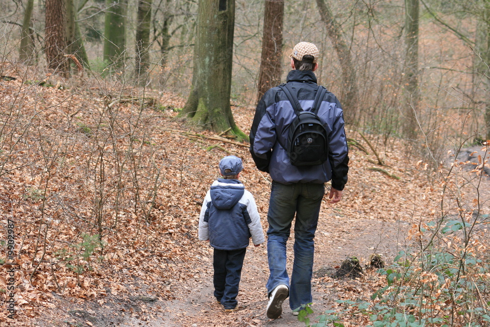Wandertag mit Vater und Sohn im Wald 