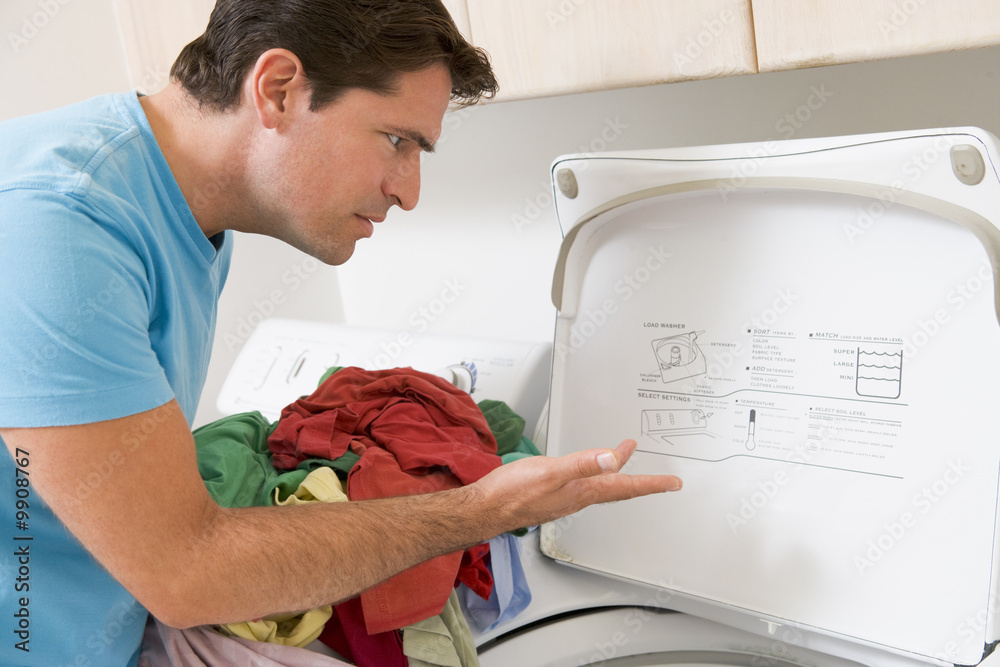 Obraz premium Man Doing Laundry