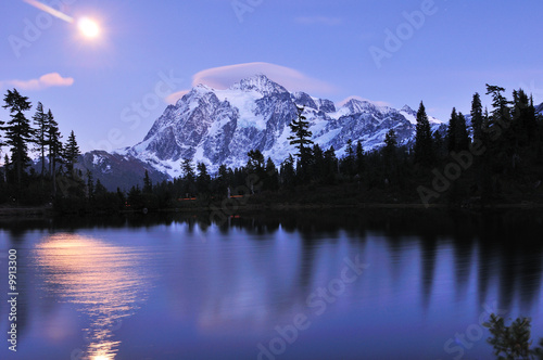 Fototapeta Naklejka Na Ścianę i Meble -  Reflection of Mt Shuksan on Picture Lake at Mount Baker..