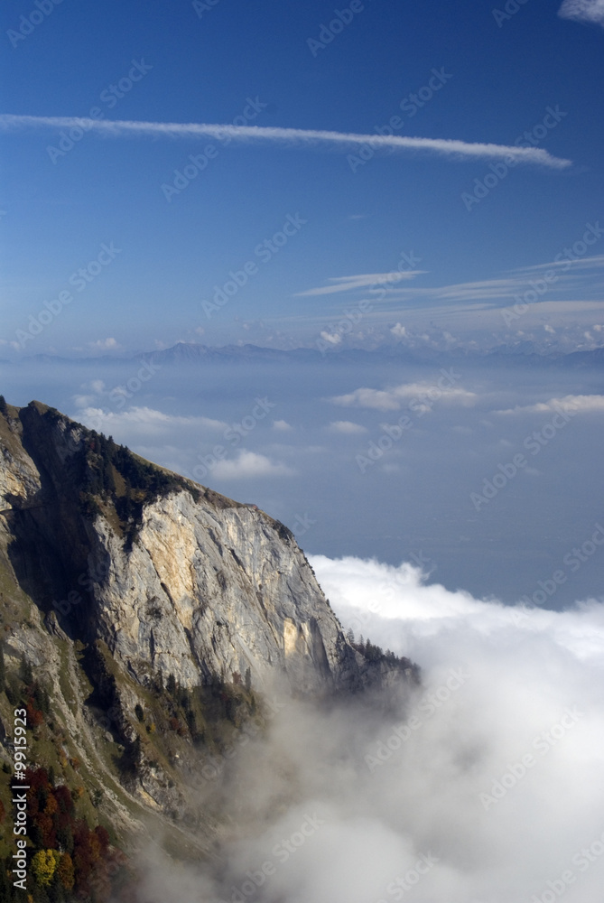 Naklejka premium Berg im Nebel