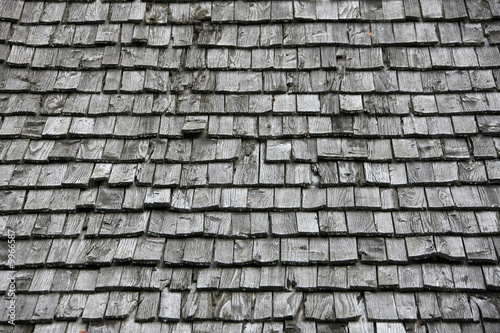 Schindeln aus Holz auf einem Dach