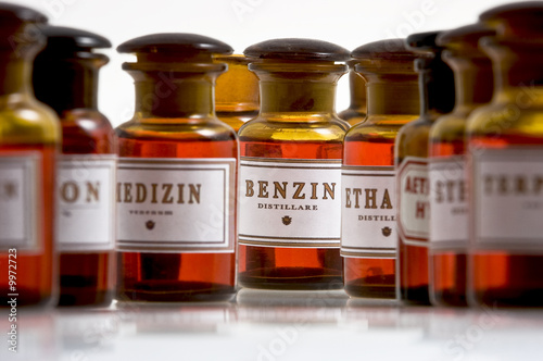 фотографія dunkle Glas Apotheken Flaschen mit Benzin im Zentrum