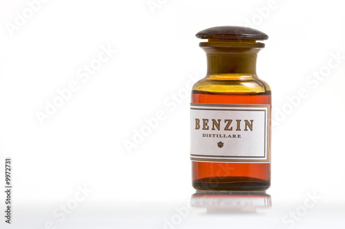 Tableau sur toile dunkle Apotheken Glasflasche mit Benzin