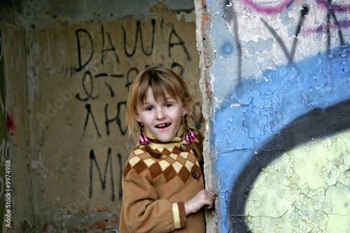 Φωτογραφία little girl in ruins