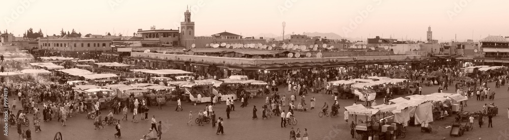 Fototapeta premium place Jemaa El Fna panoramique en sépi