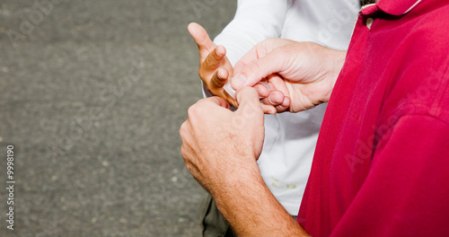 Poniendo tiritas a un niño