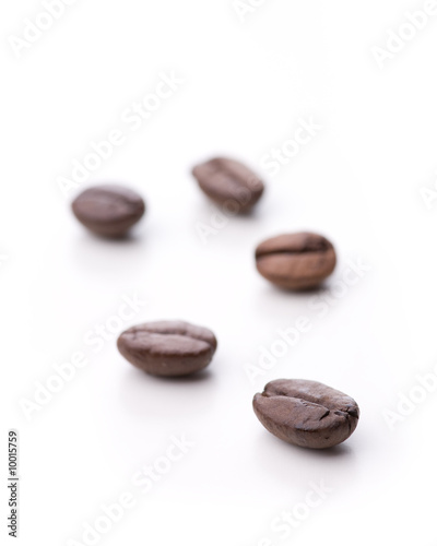 Fünf einzelne Kaffebohnen isoliert auf weiß