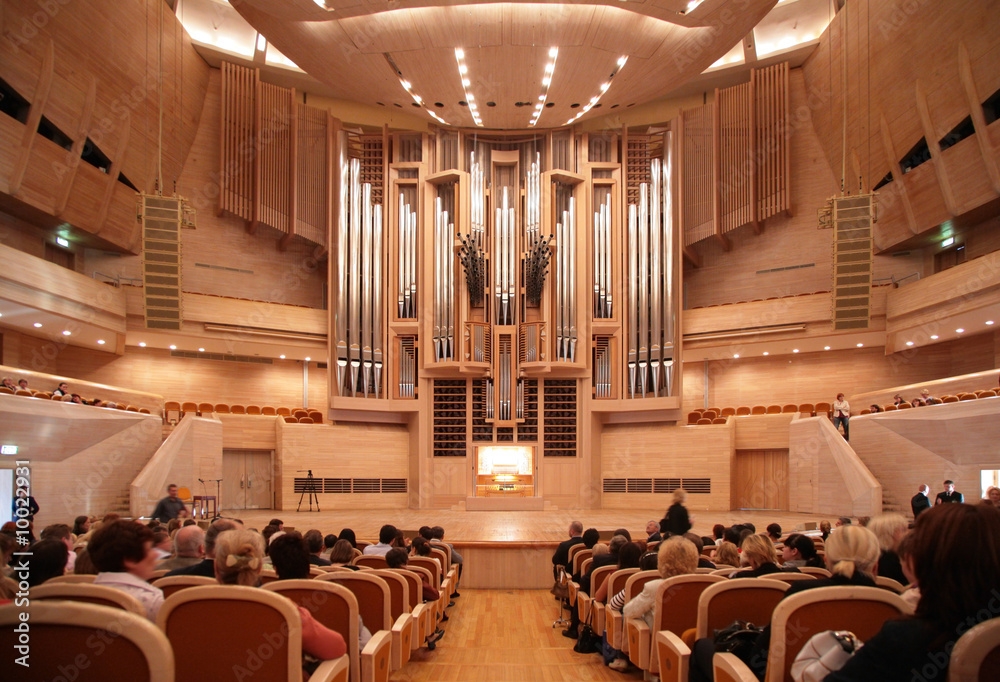 Concert hall with organ - obrazy, fototapety, plakaty 