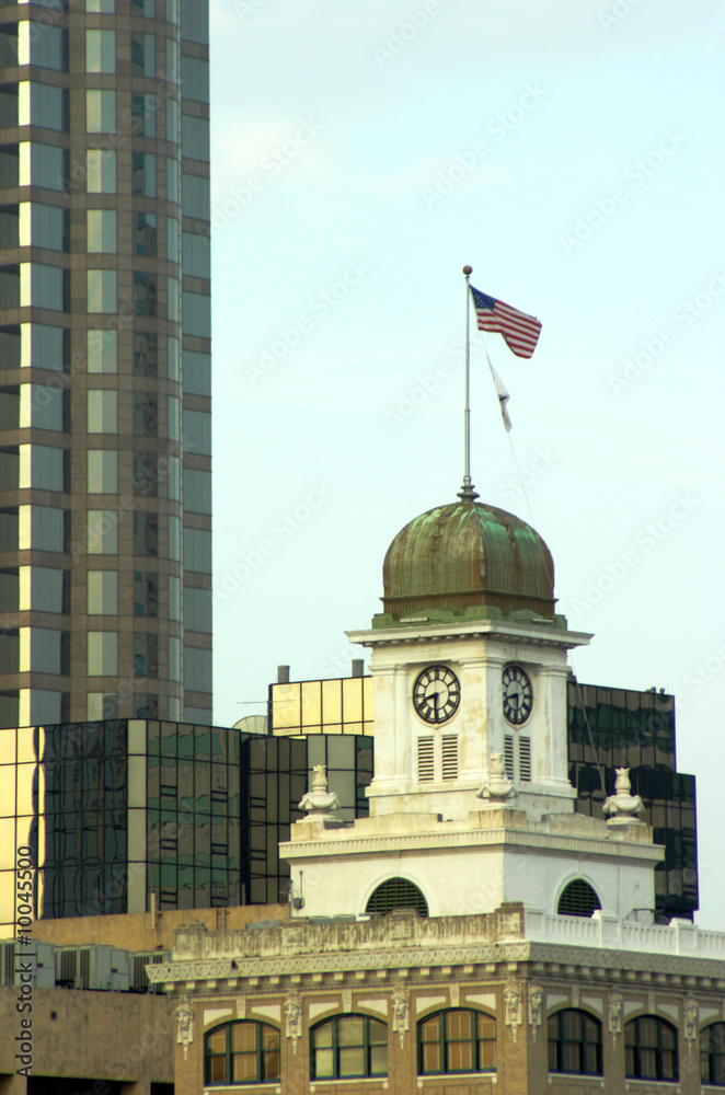 Fototapeta premium An old courthouse building with glass skyscraper behind