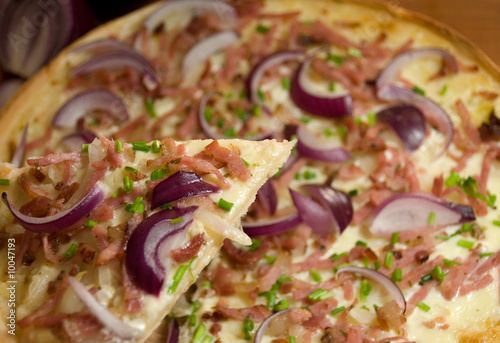 pizza mit speck und zwiebeln