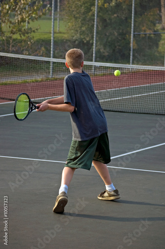 A teenage boy prepares to backhand the tennis ball © Raver32