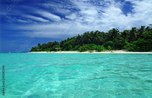 Fototapeta Naklejka Na Ścianę i Meble -  Tropical paradise with blue sea and green island in the Maldives