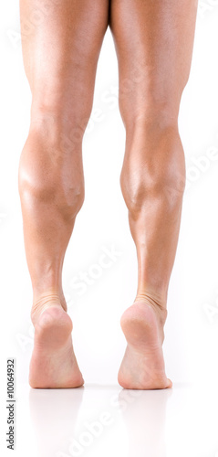 Nackte Beine von Mann auf Zehenspitzen