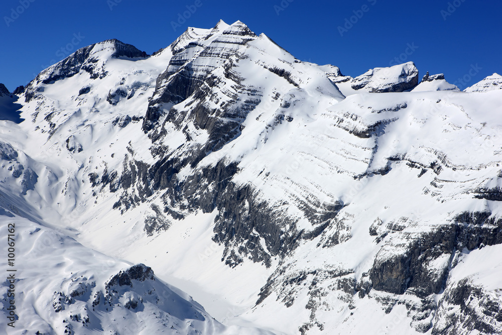 Mit Schnee bedeckte Berge in den Schweizer Alpen