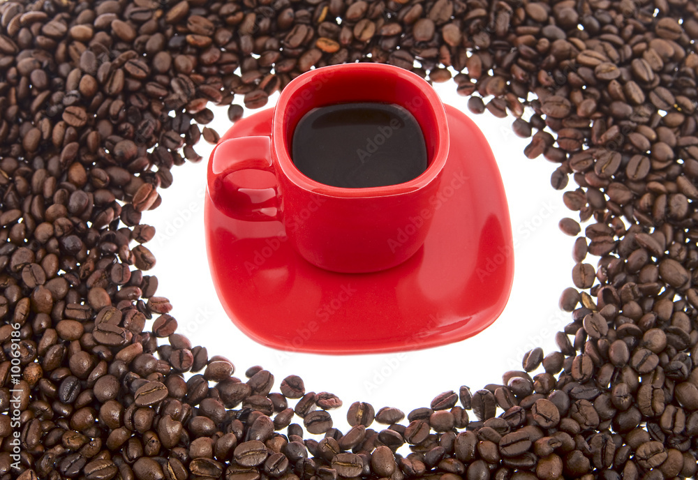 Naklejka premium Kaffee, rote Tasse mit Kaffeebohnen