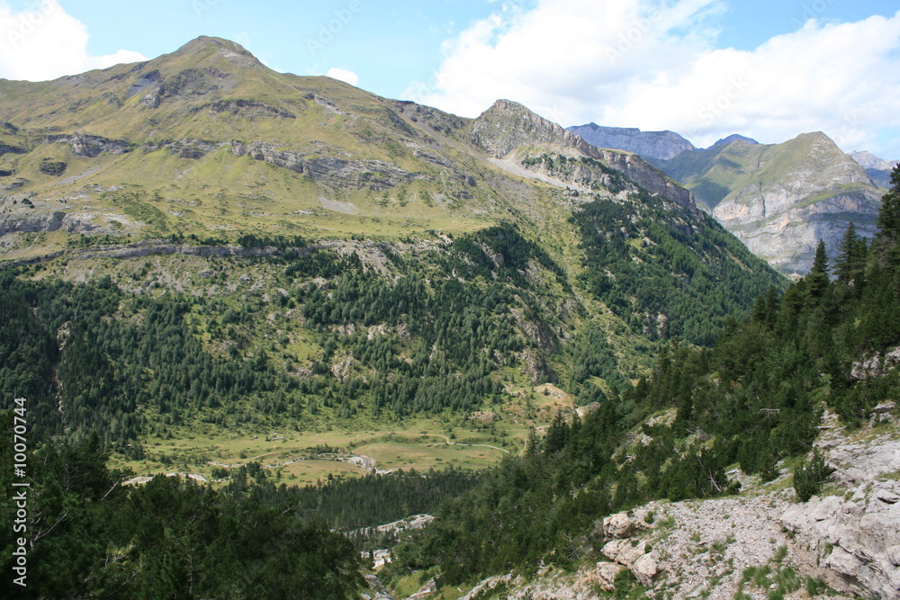 Sommets surplombant la vallée de Gavarnie (Hautes-Pyrénées)