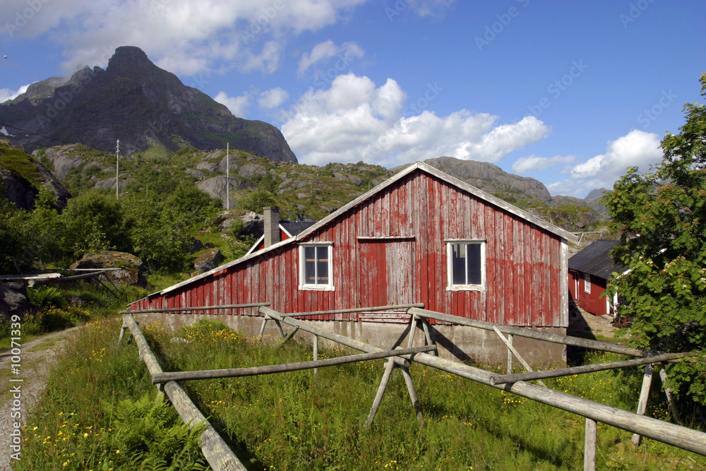 Maison rouge dans les iles Lofoten Maison rouge dans les iles Lofoten