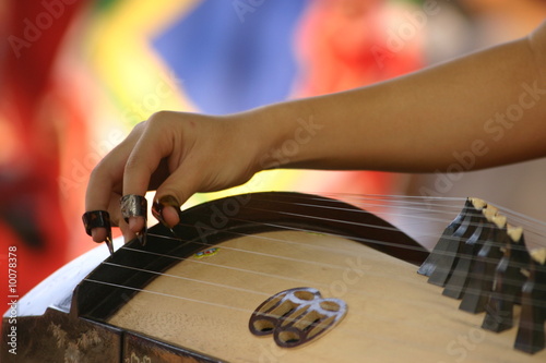 Canvastavla Hand on string instrument