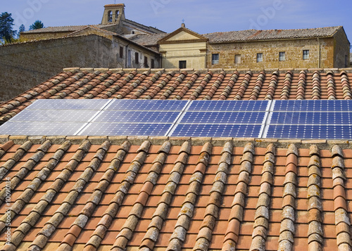 tetto fotovoltaico con pannelli solari integrati photo