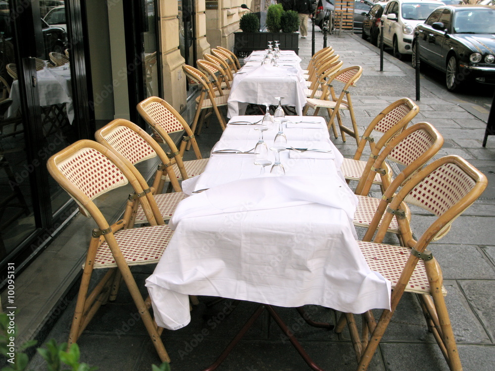 Tables de restaurant avec nappes blanches, Paris, France.