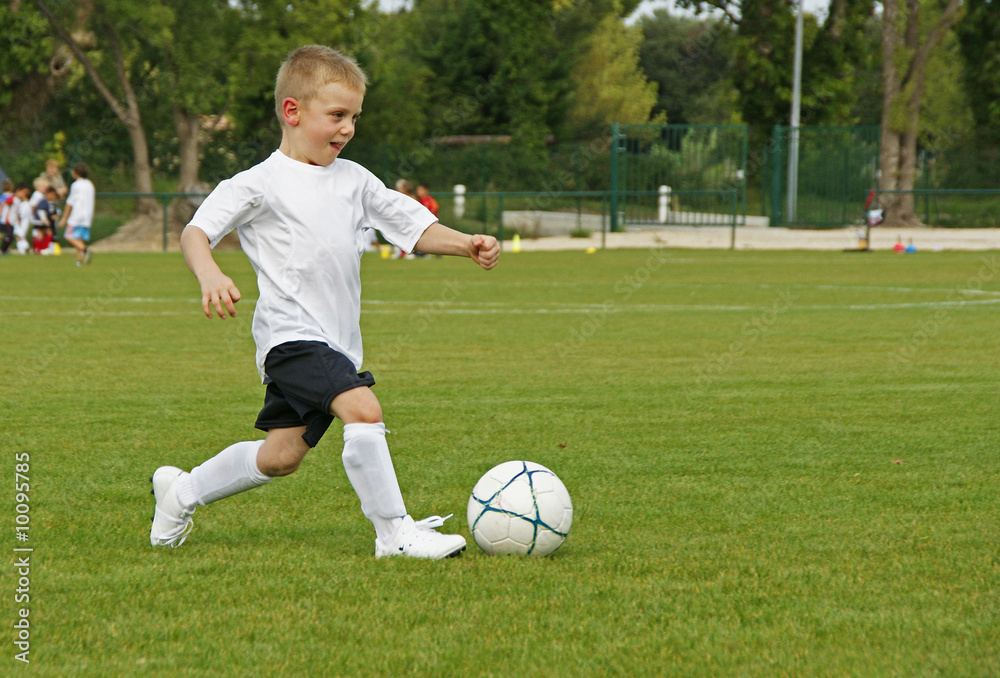 enfant jouant au football