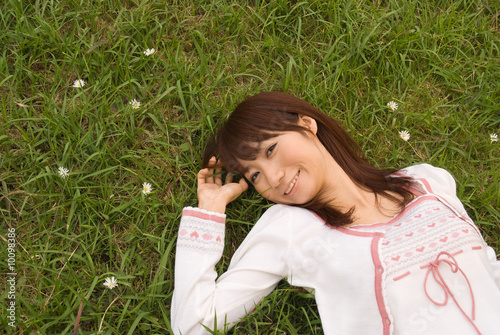 草原に横たわる女性 © iroha