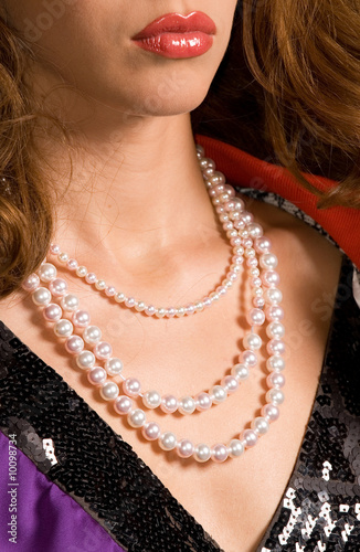 Obraz na plátně Fragment of a beautiful decollete with pearls
