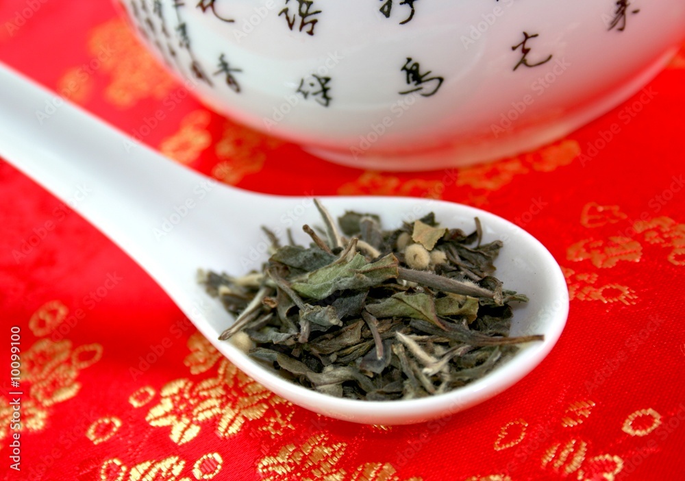 Fototapeta premium Green in porcelain spoon