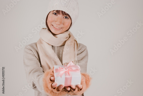 プレゼントを渡す女性